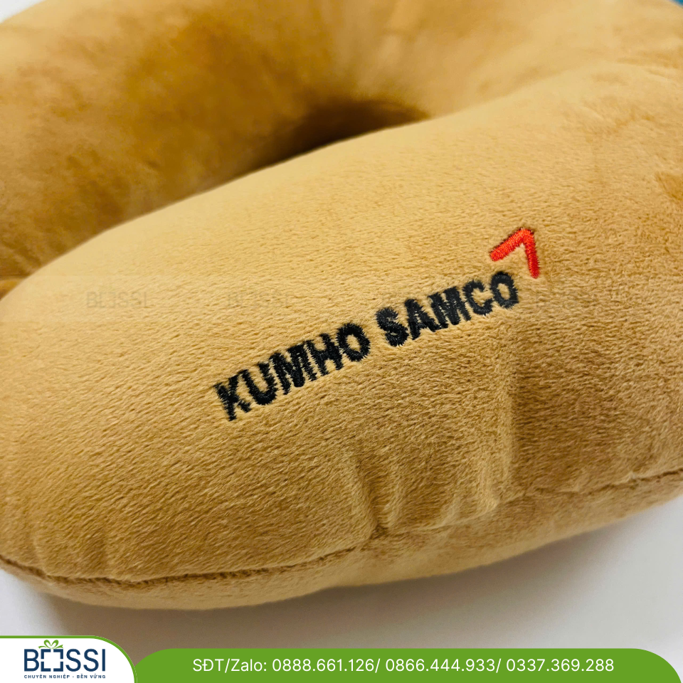 Quà tặng gối chữ U thêu logo KUMHO SAMCO