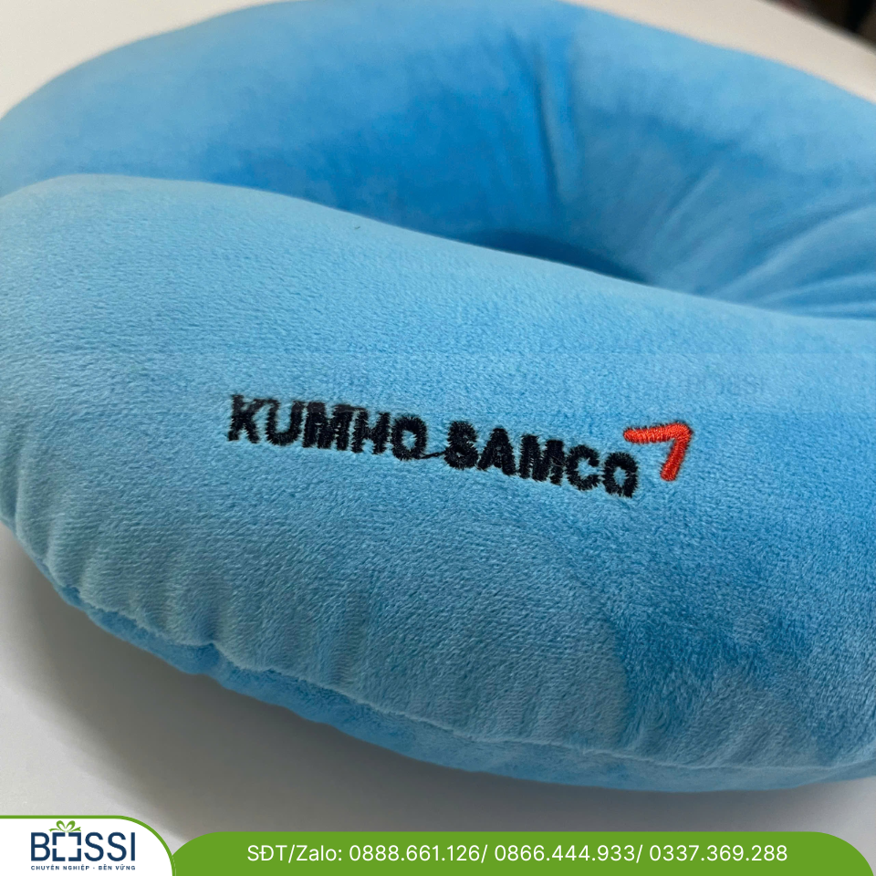 Quà tặng gối chữ U thêu logo KUMHO SAMCO