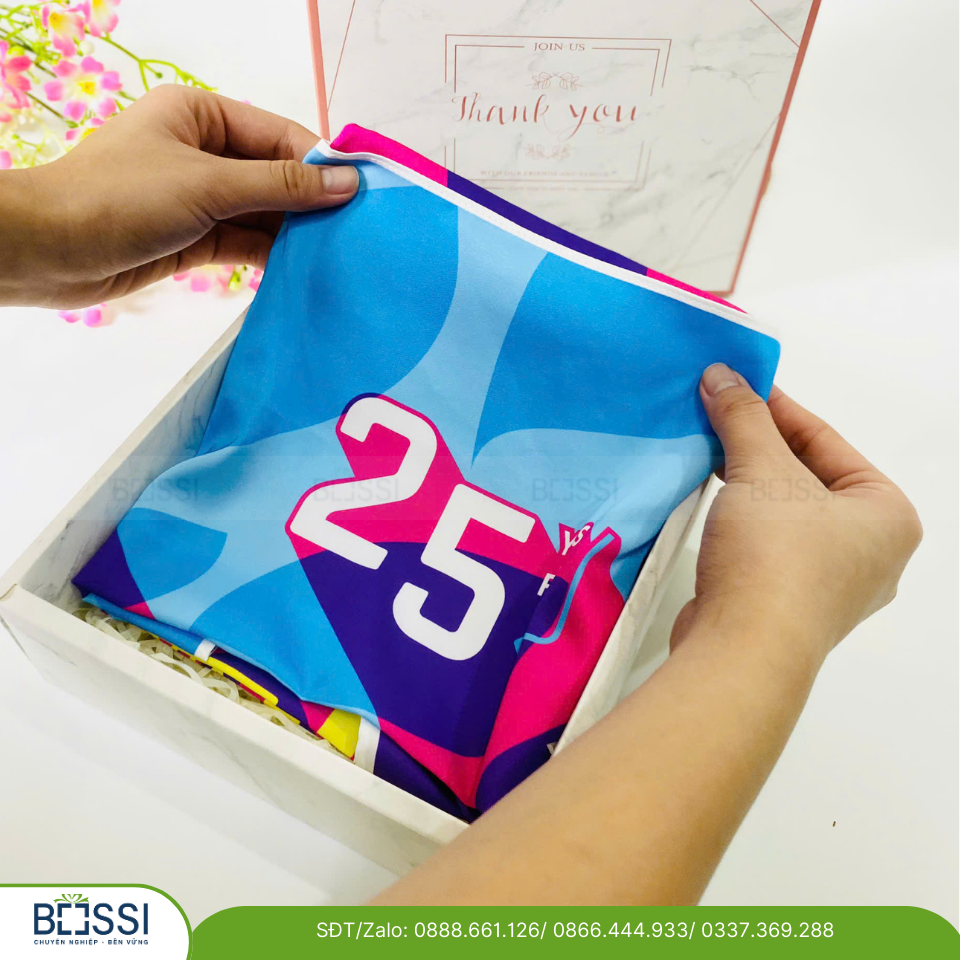 Khăn lụa vuông 60x60cm - in logo ĐH FPT