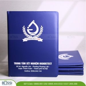Sổ kẹp tài liệu in logo HIGHDETECT được thiết kế đơn giản và phù hợp với học sinh, sinh viên, nhân viên, khách hàng, đối tác với: Logo in sắc nét, tỉ mỉ Viền sổ may chắc chắn, không có chỉ thừa Bìa da dày dặn, chống nước, bám bụi, bám bẩn Có ngăn nhỏ đựng card visit kèm khoen cài bút