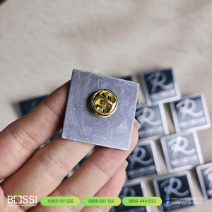 Huy Hiệu Cài Áo REU DECOR